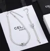 Collier de tour de cou de la mode célèbre Femmes Femmes Designer à la mode Crystal Letter Pendant Chokers Colliers Clicule Chaîne de haute qualité Amoureux des bijoux de haute qualité Cadeau