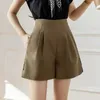 Kvinnors shorts Nytt chic draperad hög midja shorts kvinnor 2022 sommar mode knappar breda ben shorts office lady elegant casual shorts y240420