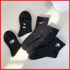 Erkek Kadın Spor çorapları klasik moda pamuklu faring teri nefes alabilen yaz çorapları lüks mektup yazdırma uzun orta spor çoraplar 5 çift/çanta