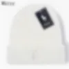 Nouveau design design beanie lettre classique Capes capot en tricot pour hommes PO AUTUME HIVER CHAUDE LOCE ÉPARGE LOCE CHAT CHAPLE COUPLE FASHE STREET HATS P18