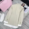 Женщины фальшивые двухдельные продукты дизайнерская куртка мода с писем на стикеру для вышивки кардигановый костюм с длинным рукавом