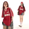 American rétro rouge Vneck Tshirt à manches courtes pour les femmes avec des design de niche d'impression d'été paresseux et ajustement lâche Tops 240419
