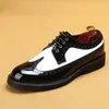 SURET Buty Brogues Men Business Formal Patent skóra jasna czarno -biała brytyjska platforma męska garnitur męski