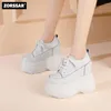 Casual skor ko läder kil sneakers för kvinnor lyx 2024 varumärke design kvinna chunky vulkaniserad högklackad kvinnors lilla vita