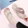 Mode steentjes slippers zomercasual dames wiggen platform non slip flip flops klassieke vrouwen buiten hiel slippers 240409