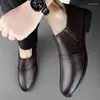 Casual Shoes High Quality Men Top Layer Cowhide Leather Fashionable Gentleman Business Banket präglade bekväma sko