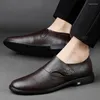 Casual Shoes High Quality Men Top Layer Cowhide Leather Fashionable Gentleman Business Banket präglade bekväma sko