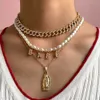 Hänghalsband Vit imitation Pearl Anpassad namn Letter Necklace Judely Multilayer Cuban Link Portrait Coin Long ClaVicle Chain for Women Gifts Y240420