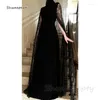 Vestidos de festa elegantes Dubai Black Night com capa de renda no pescoço alto Uma linha do piso da linha Veludo simples de veludo para mulheres