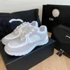 Ny lyxdesigner ChannelShoes Chanells skor svart vit avslappnad utanför kontoret låga män kvinnor mode tränare modeplattform sneakers