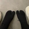 Женские носки высокого качества хлопка с двумя пальцами весенней осени зимой теплый ретро Ретро Ретро полосатый японский табин