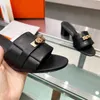 2024 Designer Slippers Chypre Sandal Sliders Flip Flops Flat Sandals for Beach Comfort Calfskin Leather Goatskin in Brown and Black for Women and Men Kelly Buckle