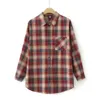 Camisa xadrez solta de comprimento médio Mulheres de tamanho de outono roupas casuais de inverno blusas de bolso único Tops de manga gota 240419
