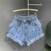 Kvinnors shorts sommar ny mode denim shorts kvinnor personlig tofs diamant tvätt ljus blå kort jeans mode sexiga fjäder heta byxor y240420