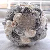 Fleurs décoratives Silk Bridal conçue à la main tenant artificiel avec des perles de luxe Bouquets de mariage de luxe