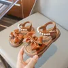 Flickor sandaler söt bow pärla baby flicka skor mjuka platt klackar prinsessor skor mode barn strand sandaler beige gul svart 240418