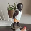 アフリカの置物の小さな男の子の部族の子供像彫刻彫刻作品の装飾家庭花瓶の保管テーブルスタンドスタディルーム飾り240407