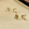 Brincos de ouro de 18k com pequeno processo de desenho de arame em forma de diamante Processo compacto e versátil para uso diário