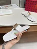 Slippers Designer Metal Slippers for Women Fashion Fashion Filmingbone Slippers para vestuário de verão feminino casual