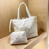 Luxury Totes för Lady 2st/Set nylon kvinnliga väskor med magnetknappar och blixtlåsväska med en mini -handväska stor kapacitet svart vit färg öppen väska mode billigare väskor