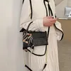 Umhängetaschen Frauen Crossbody Zippter -Tasche weiche PU Leder Baguette Lady Handtaschen Modetrends Casual Bow Dekoration