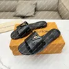 Explosion Nouvelles chaussures pour femmes pantoufle 1ACTMD Capri Flat Mules Black Slippers Chaussures Coube Initiales accessoires