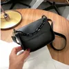 Axelväskor kvinnor handväskor nyheter för solid liten pu läder crossbody 2024 kedjedesigner lady reser över