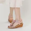 Sandaler 2024 Fashion Summer Women Slope Heel Mid Open Toe Flower Elastic Band Covering bär Roman Style Zapatos Para Mujer