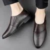 Casual Shoes High Quality Men Top Layer Cowhide Leather Fashionable Gentleman Business Banket präglade bekväma sko