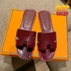 Nouvelles femmes de luxe Brand Chypre Oran Sandals Designer Slippers Flip Flip Clops Crocodile Skin Slide Ladies Beach Sandal Summer