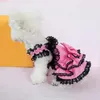 Vestuário de cachorro fácil de colocar no vestido de estimação de várias camadas elegantes renda arco princesa para cães médios pequenos casamentos mantos macios