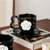 Kaffeetöpfe 3d Camellia Cup klassische Schwarz -Weiß -Hand -Keramik -Fashion -Tee -Untertassen -Getränkewaffe klassische Schwarz -Weiß -Hand.