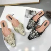 Slippers modis sexy en dentelle Summer Summer Femmes Luxury Crystal perles perles mules dames romanes à bout fermé à bout plates chaussures 2024