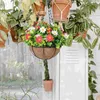 Fleurs décoratives artificielles dans les paniers de jardin de panier suspendu avec décor de balcon