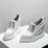 Lässige Schuhe Frauen High Heel Sneakers Weiß schwarzer Mode 12 cm dicker alleiner Damen Vulkanisierte Sportplattform Sneaker Frau