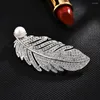 Broches Broche de luxe légère pour les femmes argenter cristal plumes de vêtements pour femmes décoration de sécurité épingle