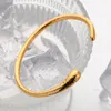 Bangle Uworld Öppning av rostfritt stål handledsarmband guld färg minimalistisk textur uttalande varumärke smycken för kvinnor parti