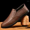 Chaussures décontractées 2024 Été pour hommes en cuir mocassins mocassins Mocasins Slip respirant sur la conduite en noir marron