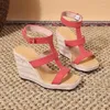 Scarpe casual 2024 Summer Clogs Cedge Beige Sandali tacchi tacco fibbia Spazza femmina Schema femmina piattaforma di grandi dimensioni Glarsate nera gladiatore alto