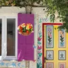 Fleurs décoratives artificielles dans les paniers de jardin de panier suspendu avec décor de balcon