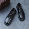 Scarpe casual 2024 uomini Piattaforma Oxfords allacciato in pelle di suola spessa abito nero impermeabile