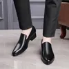 Vestido sapatos de couro pontiagudo para homens em trajes de negócios coreanos de estilo britânico de altura masculino