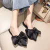 Oversize bowtie muilezelschoenen vrouwen mode puntige teen streepgolf slip-on sandalen dames luxe satijnen zijden buiten platte slippers 240412