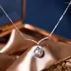 Kedjor grå pärlhalsband kvinnors pläterade 18k vitt guld zirkon V-formad klumpskedja fransk lyx naturlig färsk