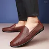 Casual Shoes Summer Slip On Men äkta läder andas Comfy Loafers Hollow Out Moccasins Soft-Soled Man Driving Flat