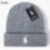 Новый дизайнерский дизайнер Beanie Classic Letter вязаные капоты для мужских женских женщин Осень Зима теплые толстые шерстяные вышивки холодная шляпа Пара модные уличные шляпы P16