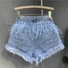 Kvinnors shorts sommar ny mode denim shorts kvinnor personlig tofs diamant tvätt ljus blå kort jeans mode sexiga fjäder heta byxor y240420