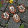 装飾的な置物8キーカリンバ楽器ミニミュージカルキーボードサムピアノ木製ギフトアクリルかわいい小さなウェアラブルチャイルドギフト
