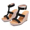 Scarpe casual 2024 Summer Clogs Cedge Beige Sandali tacchi tacco fibbia Spazza femmina Schema femmina piattaforma di grandi dimensioni Glarsate nera gladiatore alto