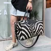 Duffel Çantalar Moda Seyahat Çantası Kadın Çantaları Büyük Kapasiteli Deri Stripe Duffle Big Tote Hafta Sonu Kadınlar İçin Gece Spor Salyası